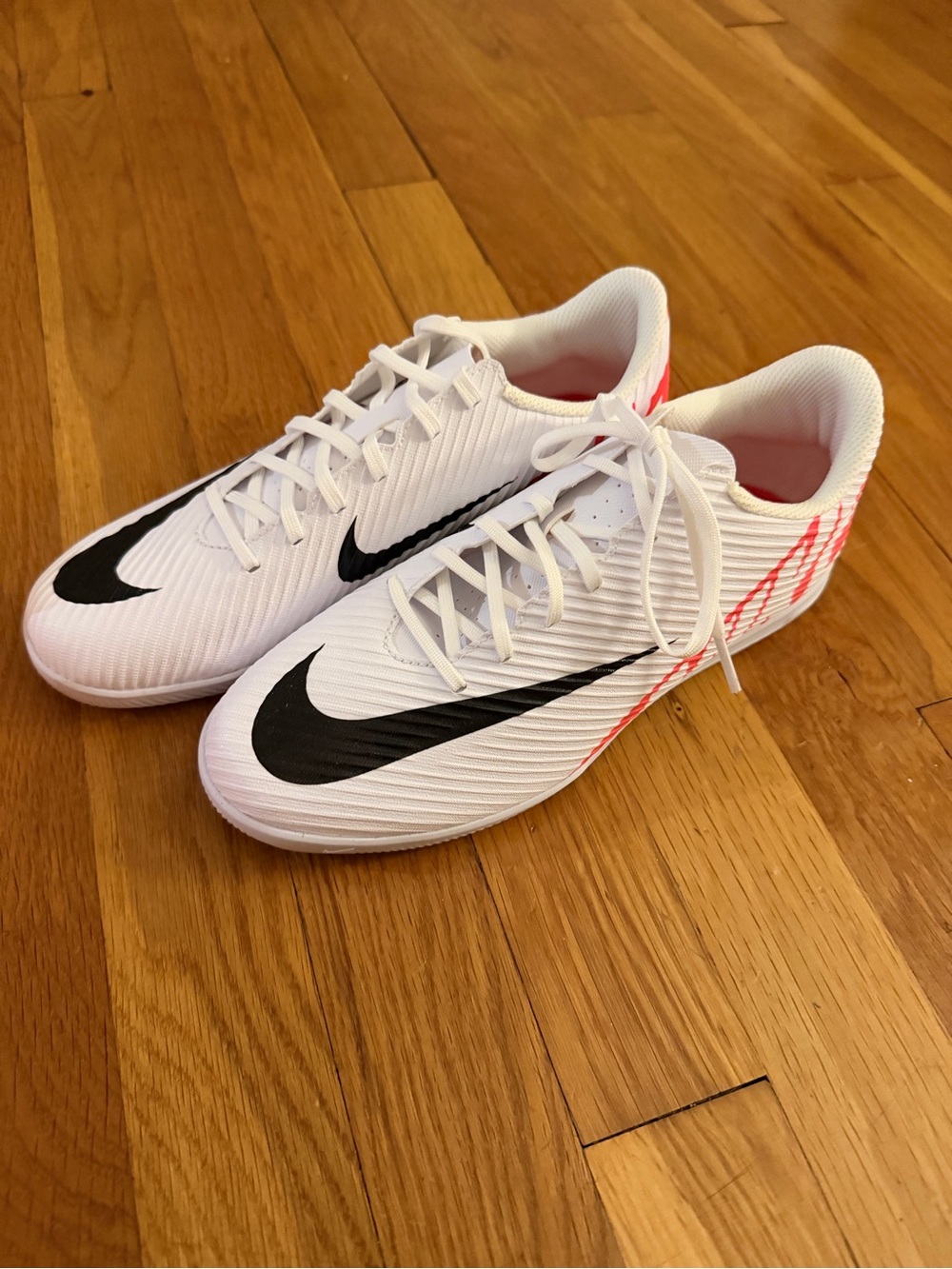 Nike vapor 15 cluWhite Indoor Soccer Shoes with Black Swoosh